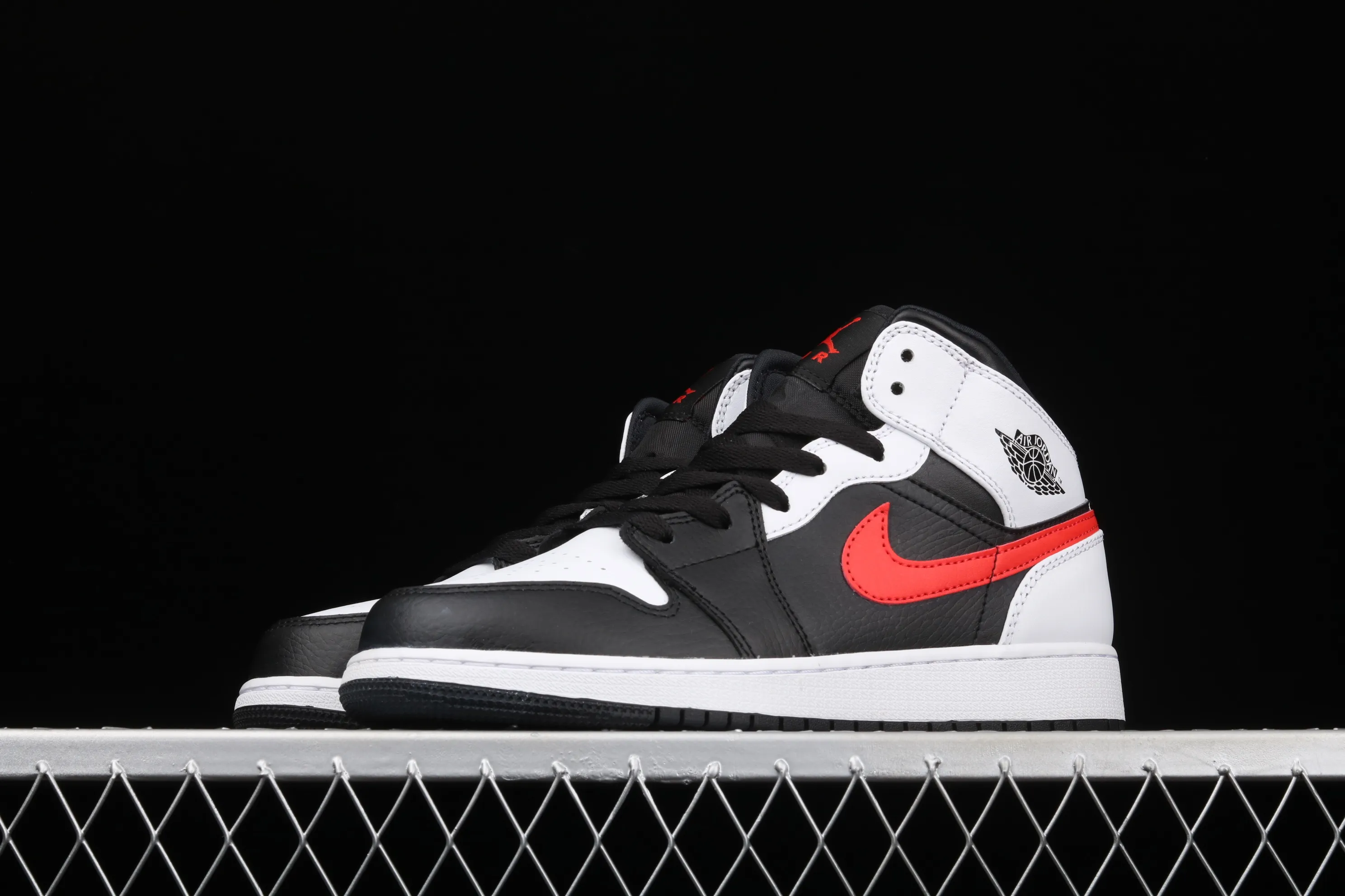 All categories Air Jordan Jordan series basketball shoes Air Jordan 1 Mid G version pure original Air Jordan 1 Mid AJ1 Joe 1 black and white red hook Zhongbang basketball shoes 554725-075